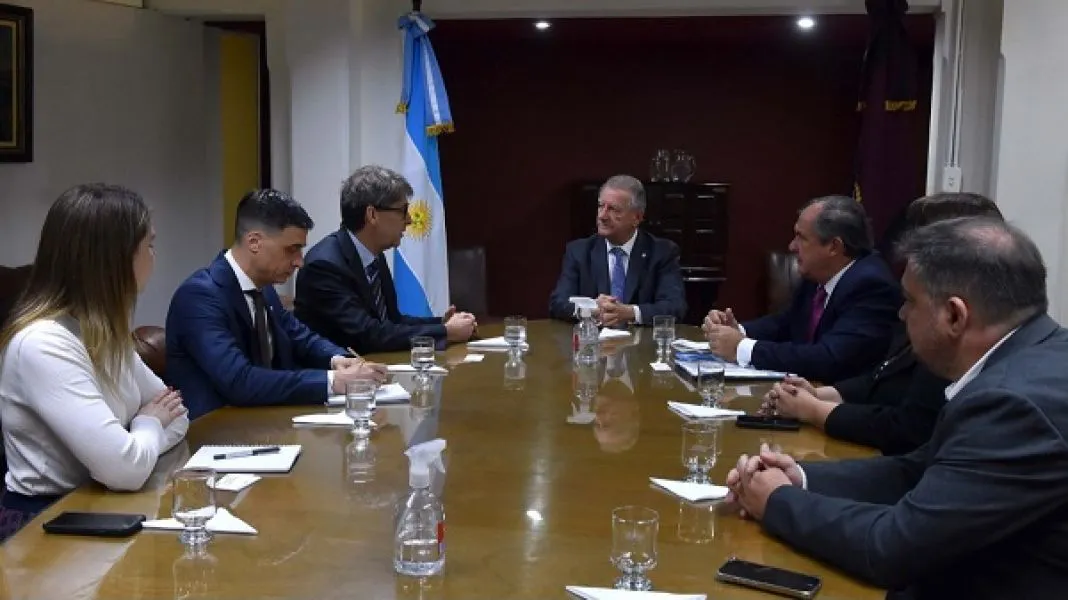 8357-reunion-de-funcionarios