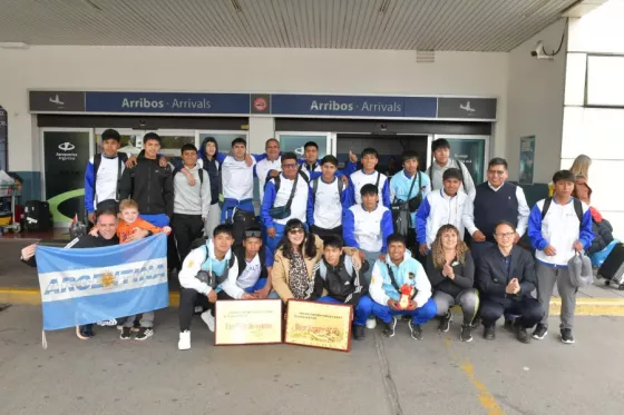 101808-regresaron-a-salta-los-jovenes-de-san-antonio-de-los-cobres-que-viajaron-a-china