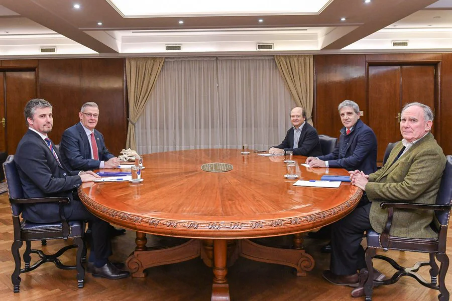 El ministro Caputo junto a Daniel González, Luis Lucero, el CEO de Vicuña Corp., Ron Hochstein; y el Country Director de Argentina y Chile, José Morea.