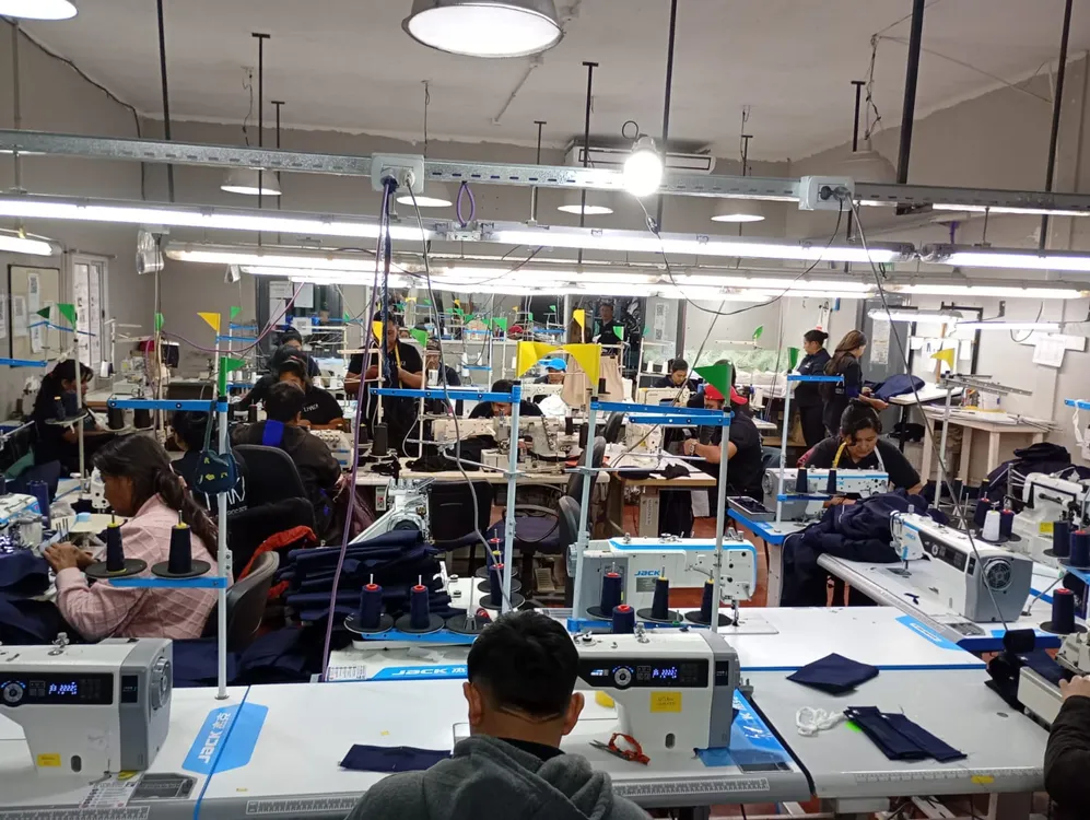 La planta textil de LHAKA cuenta con múltiples puestos de trabajo y maquinaria industrial para la confección de indumentaria.