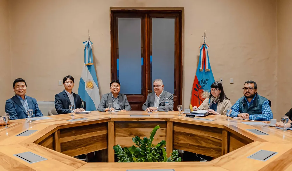 el_gobernador_recibio_a_autoridades_de_posco_argentina