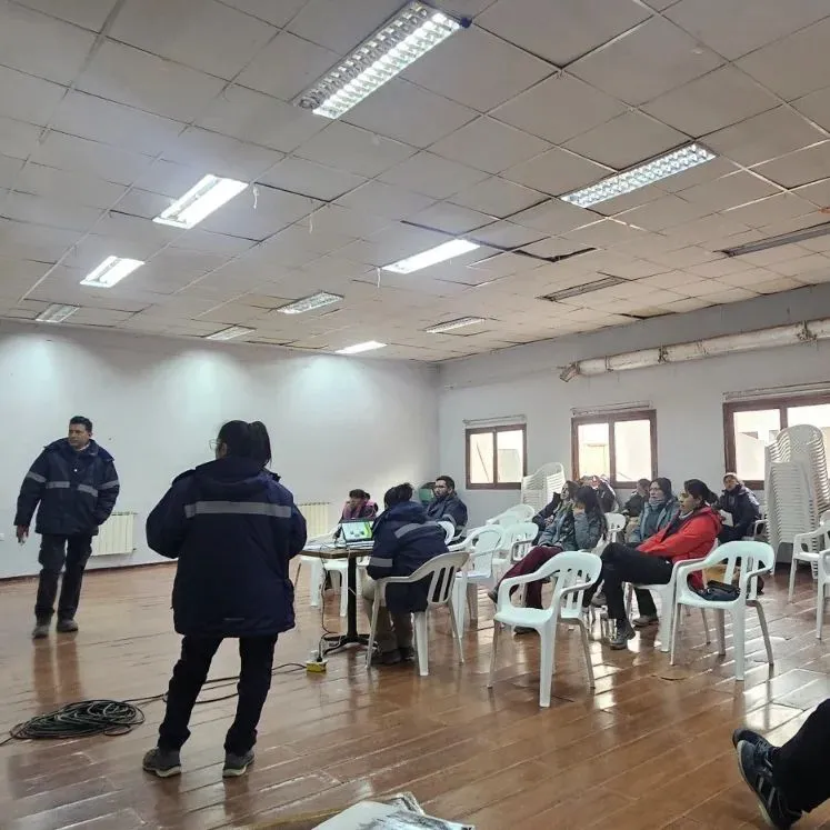 POSITIVA VISITA A TOLAR GRANDE Y EL PROYECTO ARIZARO Nuestro equipo del Programa de Gestión y Policía Minera llegó a Tolar Grande , donde participó de una reunión informativa para conocer los avances del Proyecto Arizaro -1
