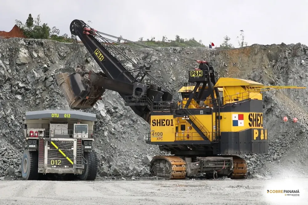 Camión DTU T284 y Pala P&H en el tajo de Cobre Panamá.
