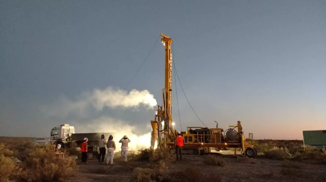  Blue Sky Uranium Corp sobre una foto de su proyecto de exploración de uranio en la Patagonia, Argentina.
