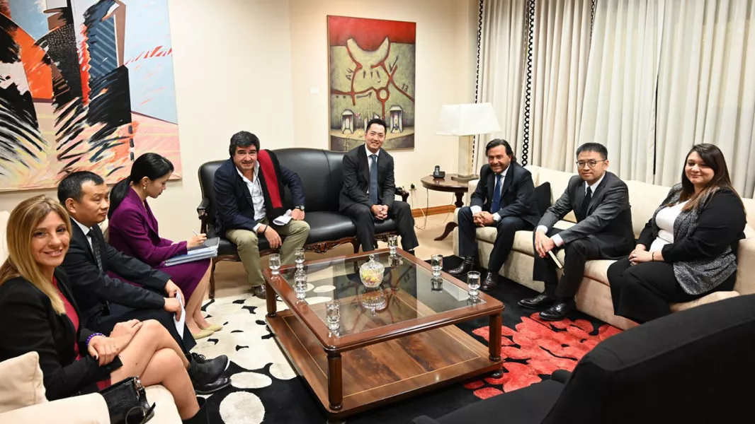 104308-el-gobernador-se-reunio-con-directivos-de-la-minera-plasa-para-avanzar-en-un-proyecto-sustentable-de-litio-en-el-salar-de-diablillos