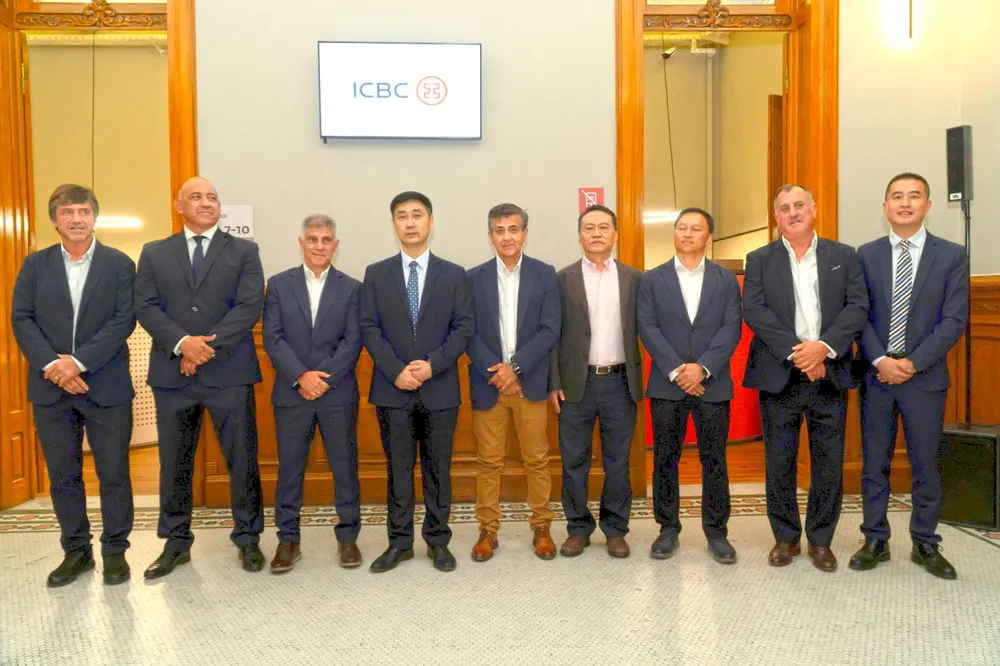 Autoridades del banco, funcionarios provinciales y empresarios participaron del acto de inauguración.