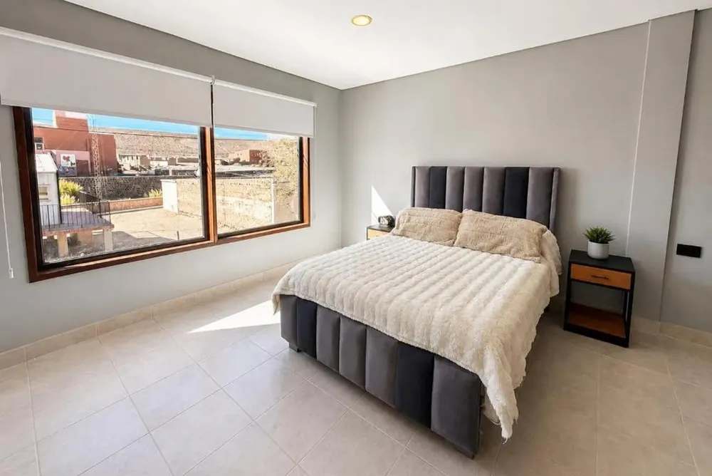 Una de las habitaciones de Altitude Hotel.
