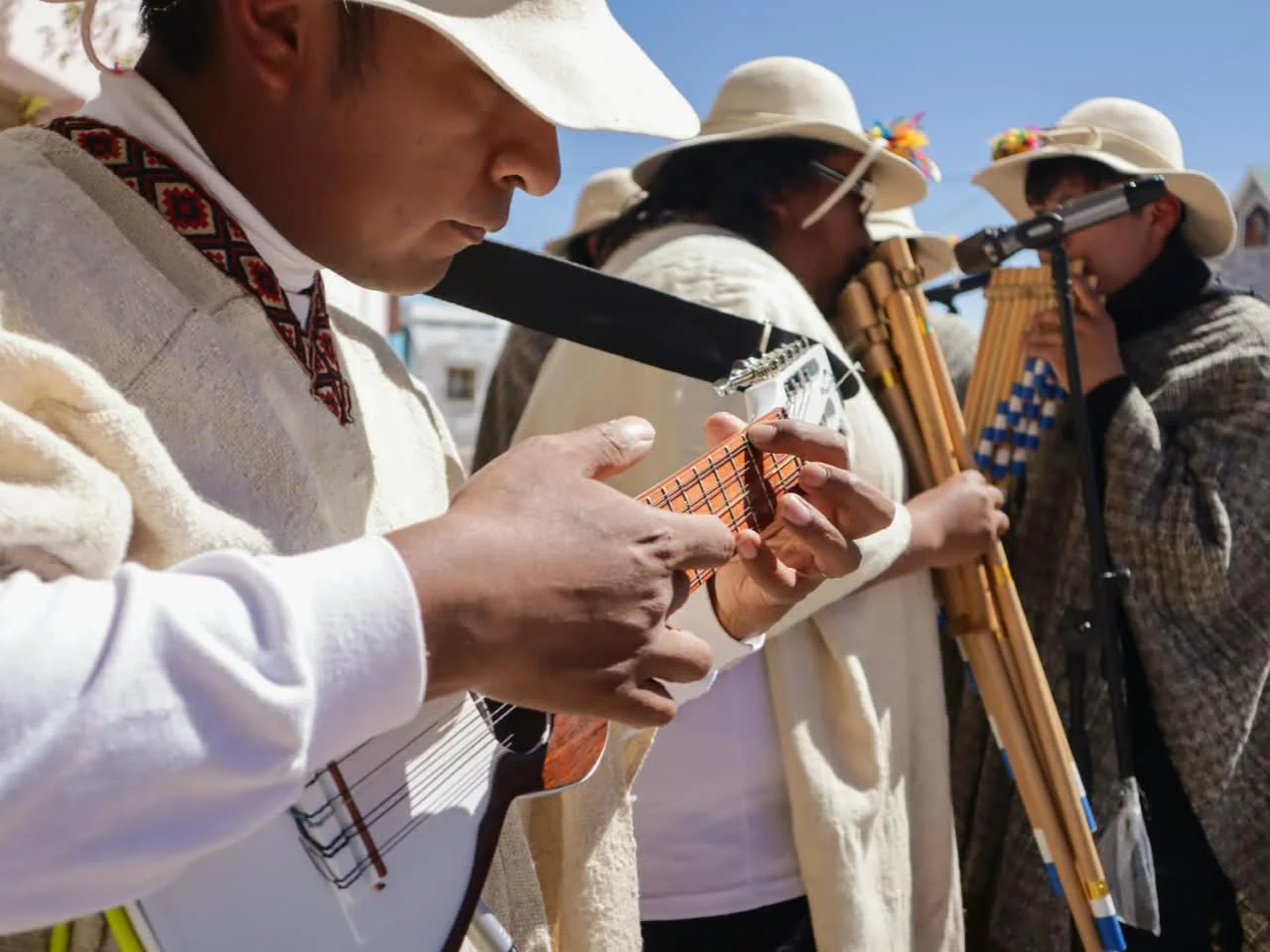 Un grupo musical de la Puna le puso color a la inaguración del hotel.
