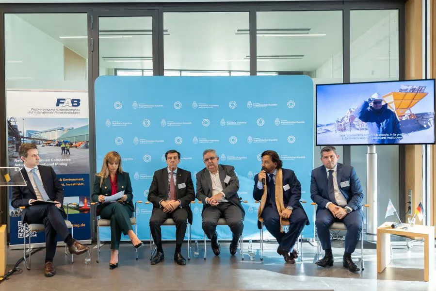 10811-saenz-en-berlin-salta-es-un-destino-preferencial-en-materia-de-inversiones-de-litio-y-cobre