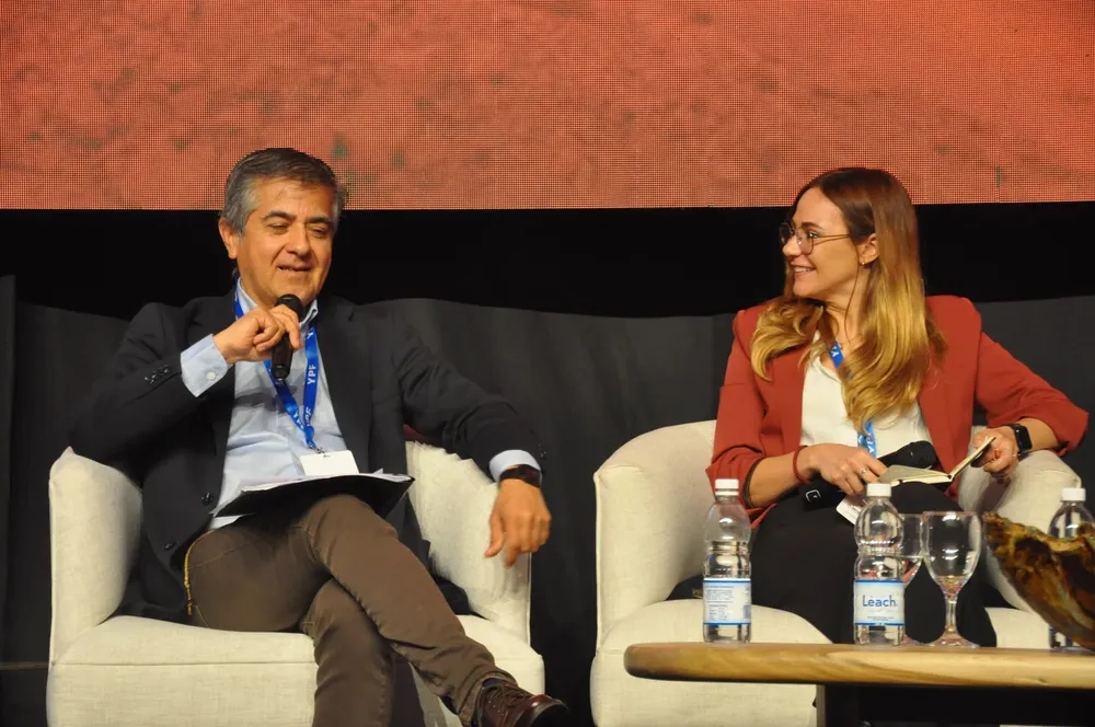 El secretario de Minería, Gustavo Carrizo, junto a Fernanda