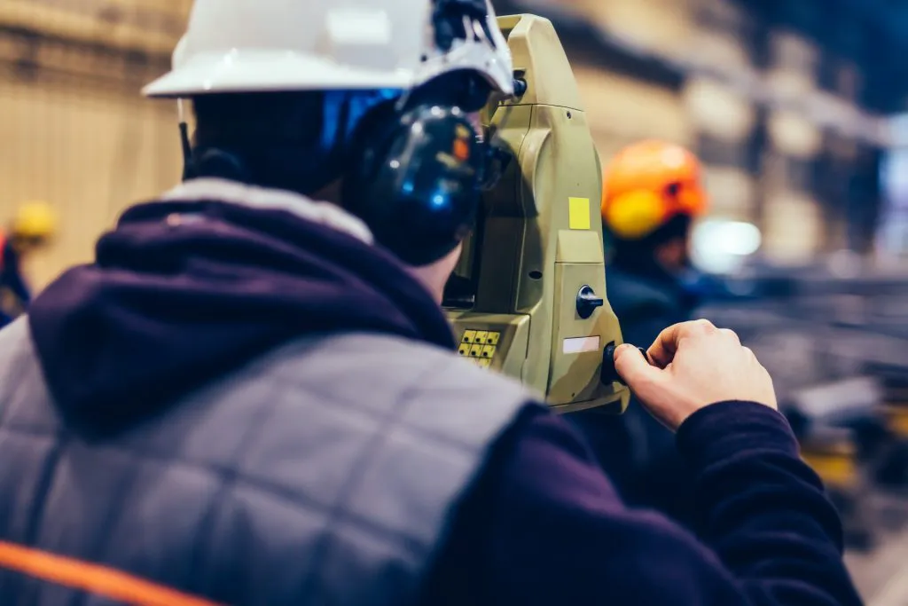 topografo-en-el-subterraneo-1024x683