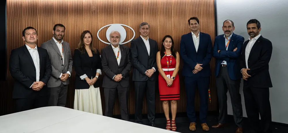 De_izquierda_a_derecha_Mauricio_White_Account