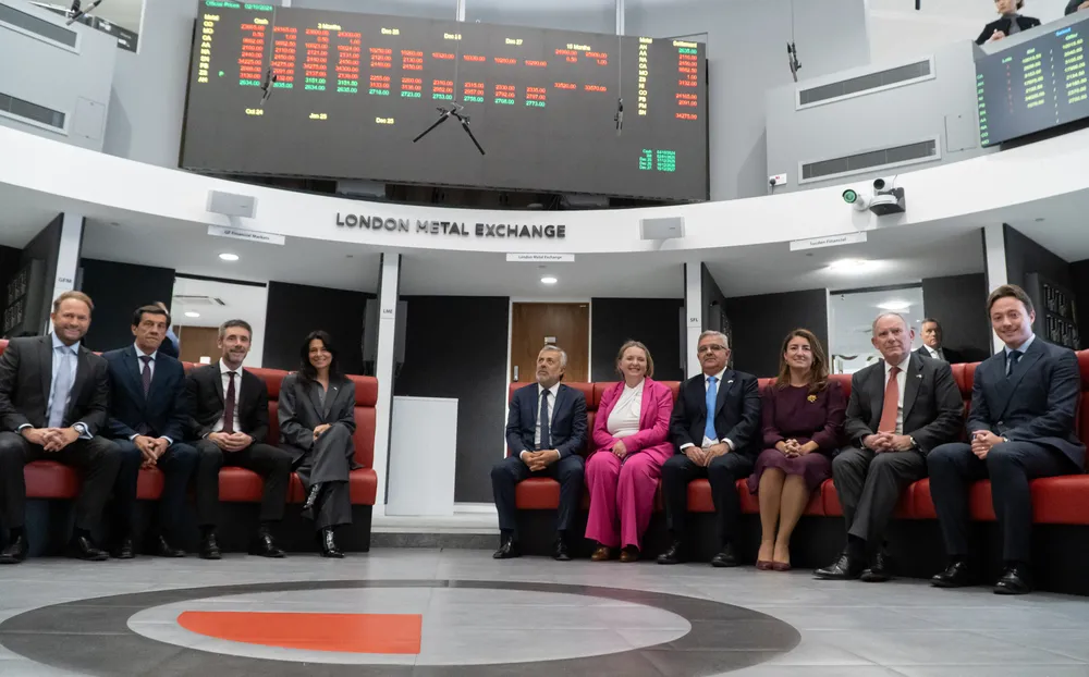 los_gobernadores_recorrieron_la_bolsa_de_metales_de_londres_y_se_reunieron_con_autoridades_de_rio_tinto_1