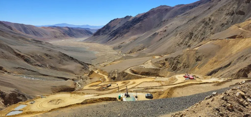  NGEx Minerals Ltd. sobre una imagen de perforación en un proyecto de alta montaña en los Andes.