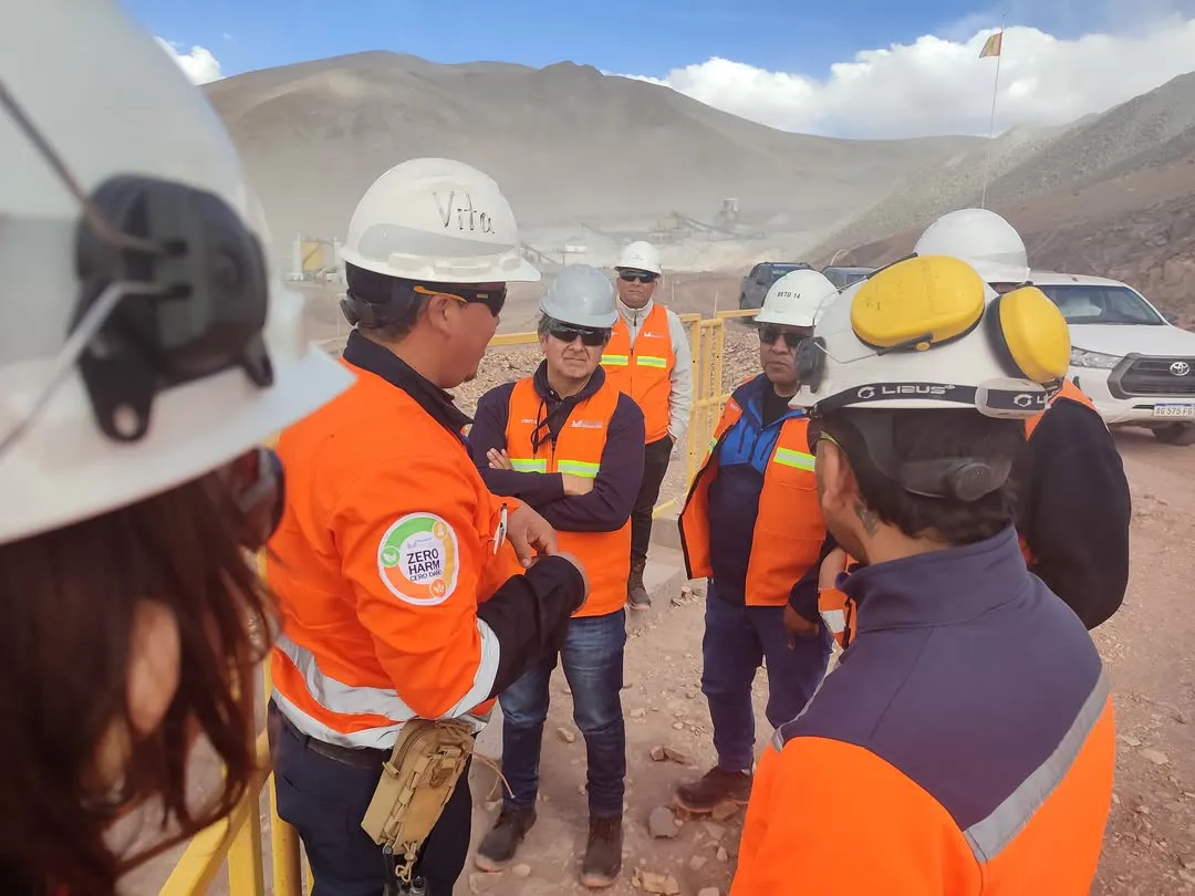 Visita a la Mina Lindero Los senadores Gustavo Carrizo y Leopoldo Salva, miembros de la Comisión de Minería, visitaron la mina Lindero, ubicada a 3.800 msnm en la Puna salteña. Allí se extrae oro y se avanza con estándare-1