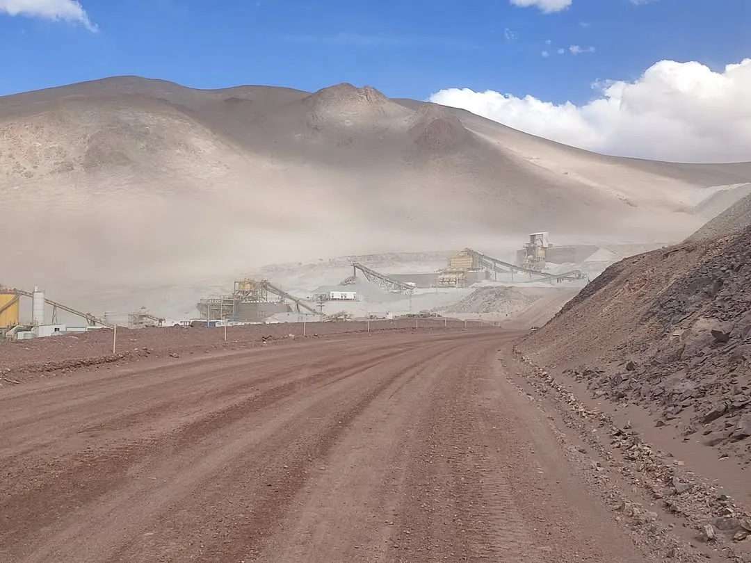 Visita a la Mina Lindero Los senadores Gustavo Carrizo y Leopoldo Salva, miembros de la Comisión de Minería, visitaron la mina Lindero, ubicada a 3.800 msnm en la Puna salteña. Allí se extrae oro y se avanza con estándare