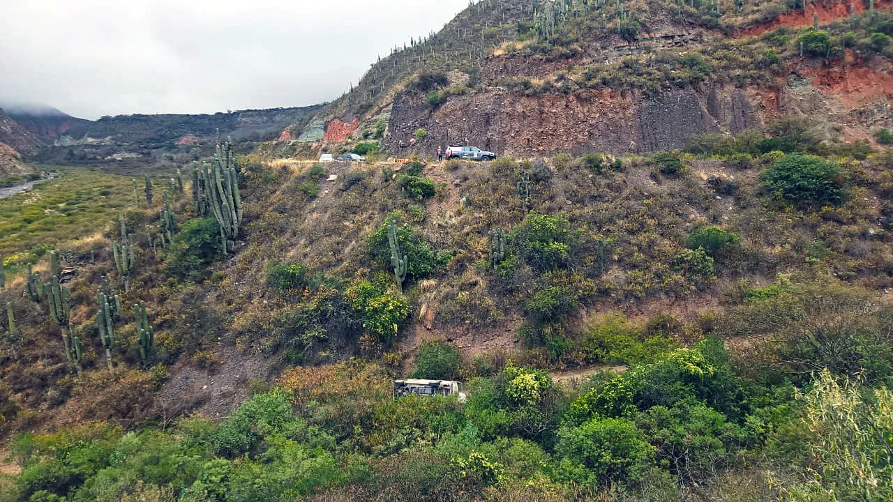 La camioneta cayó en un barranco de más de 30 metrosl.