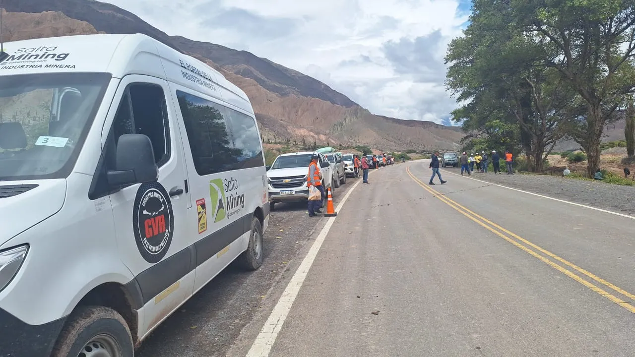 combi de Salta Mining en ruta