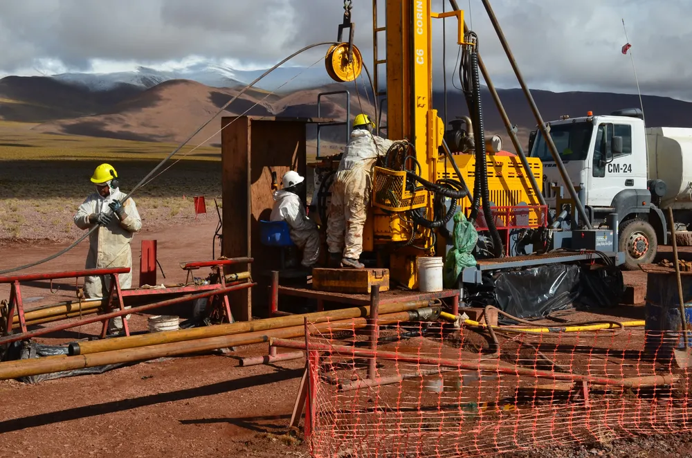 Se toman muestras de salmueras a intervalos regulares durante la perforación.
