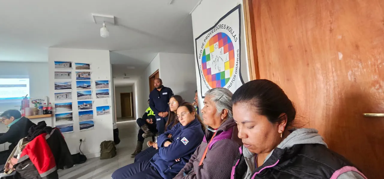 Reunión informativa convocada por la empresa POSCO Argentina para presentar a la Comunidad Kolla de Santa Rosa de los Pastos Grandes sus principales compromisos con la comunidad. 