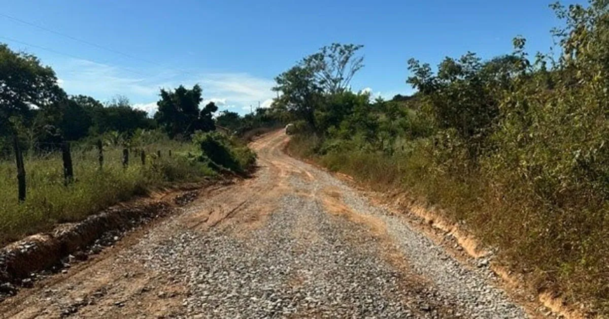 FOTOS-02-Rejeitos-de-cascalho-grosso-doados-pela-Sigma-Lithium-estao-sendo-usados-para-pavimentar-estradas-no-Vale-do-Jequitinhonha-Fotos-Sigma