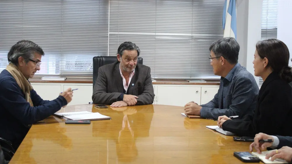 Lupión y Carrizo junto al presidente de POSCO Argentina, Park Hyeon