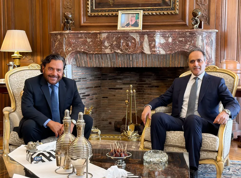 Sáenz junto al embajador de Arabia Saudita