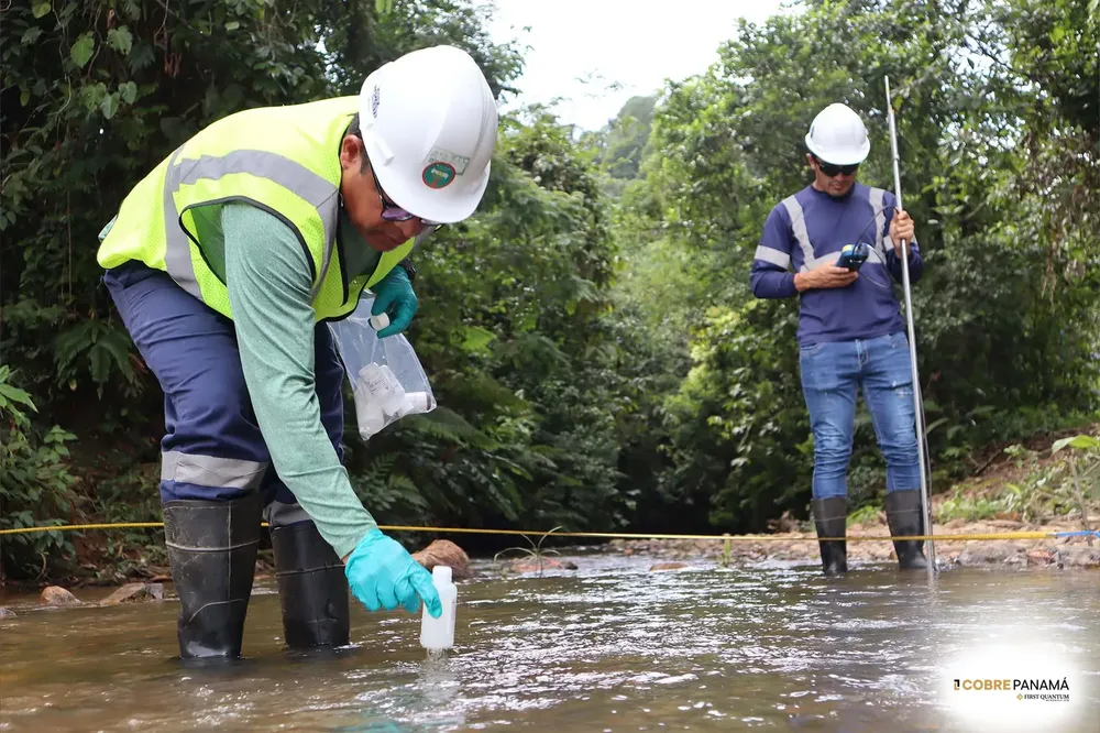 Colaboradores tomando muestras de los ríos dentro del área de conseción de Cobre Panamá.