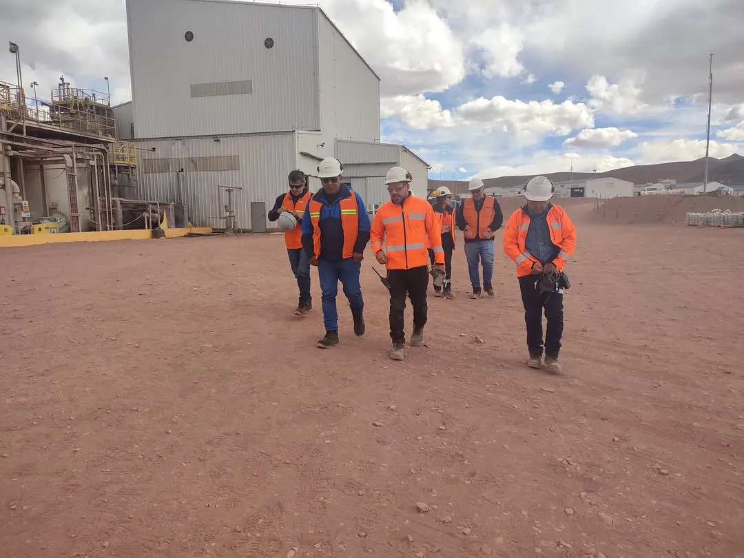 Visita a la Mina Lindero Los senadores Gustavo Carrizo y Leopoldo Salva, miembros de la Comisión de Minería, visitaron la mina Lindero, ubicada a 3.800 msnm en la Puna salteña. Allí se extrae oro y se avanza con estándare-3