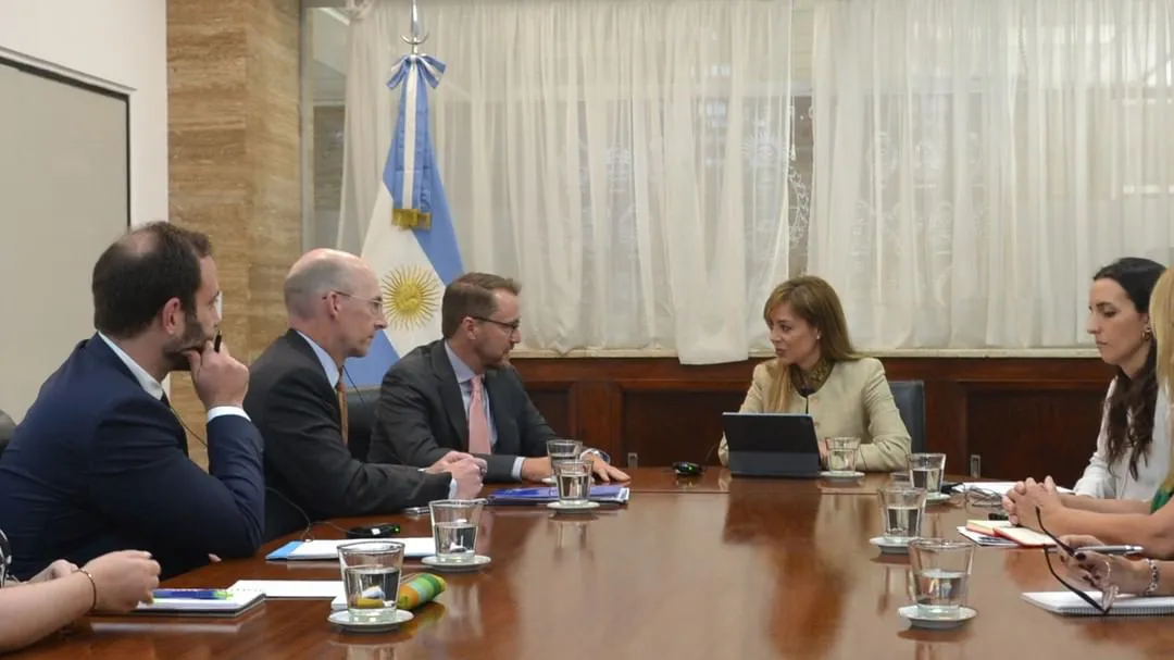 ℹ+Flavia+Royon,+recibió+a+funcionarios+del+Departamento+de+Estado+de+los+Estados+Unidos+con+quienes+dialogó+sobre+el+potencial+de+desarrollo+minero+en+Argentina.++Entre+ellos,+Paul+Hueper,+director+de+Programas+de+Energía+