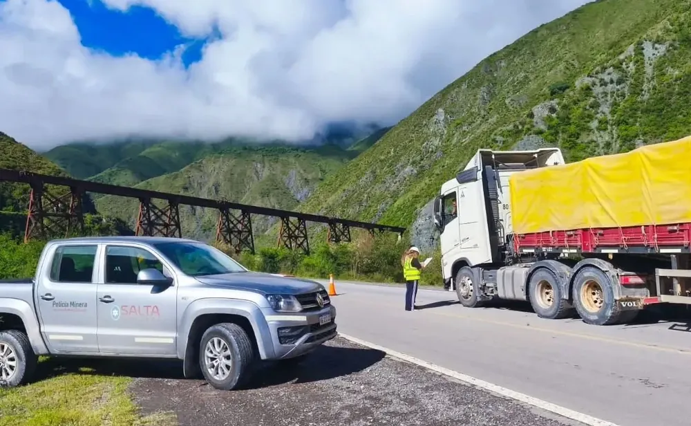 Presencia-sostenida-en-rutas-clave-para-garantizar-el-control-minero-🚧🔍🚛-En-el-marco-de-las-t