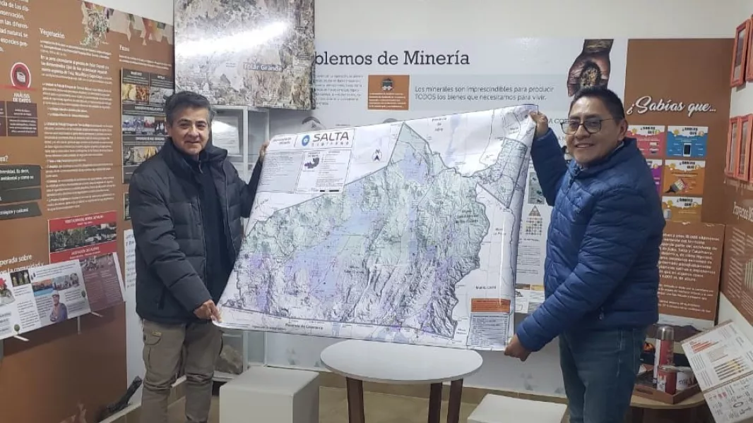 Gustavo Carrizo y Sergio Villanueva muestran un mapa de la Puna.