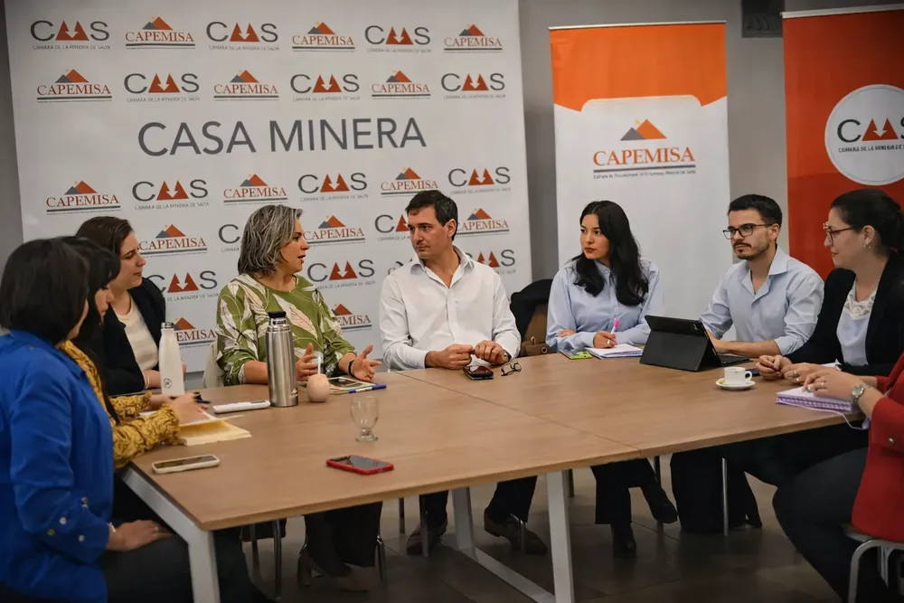 Pablo Robbio y a integrantes de la comisión, quienes analizaron las principales actividades previstas para los próximos meses