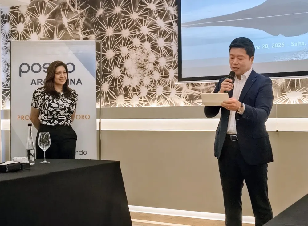 Referentes de POSCO anuncian ante la prensa la inauguración de la segunda planta.
