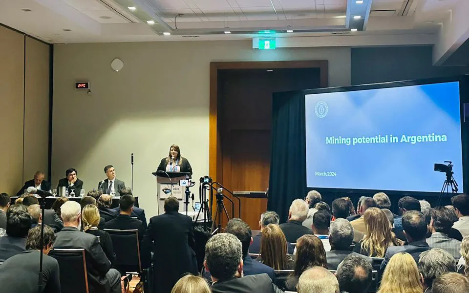 94462-salta-promueve-su-potencial-y-politica-minera-en-canada