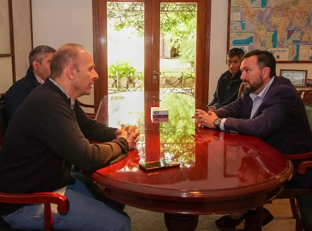 Hoy+recibimos+al+intendente+de+Cerrillos,+Enrique+Borelli+y+al+senador+por+el+departamento,+Gonzalo+Caro+Dávalos,+nos+plantearon+ver+la+posibilidad+de+que+desde+Remsa,+con+el+acompañamiento+de+Vialidad+de+la+Provincia,+se