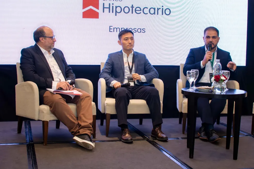 Guillermo Simonutti, Chief Operational Officer de Eramine, y Lucio Zhang, Director de Desarrollo de Negocios de Ganfeng Lithium, expusieron durante el Salta Mining Summit