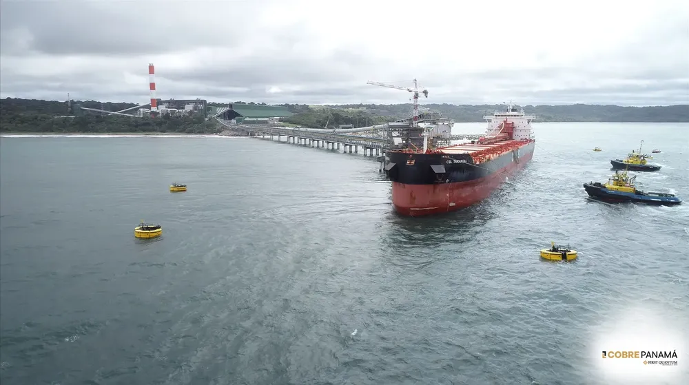 Toma aérea buque en puerto de Punta Rincón de Cobre Panamá.