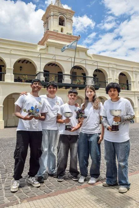 Los chicos con el trofeo de la Liga Nacional de Robótica.