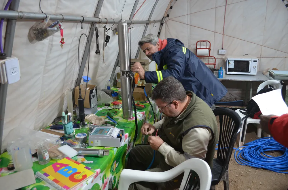 Los geólogos preparan una bomba sumergible para una prueba de bombeo