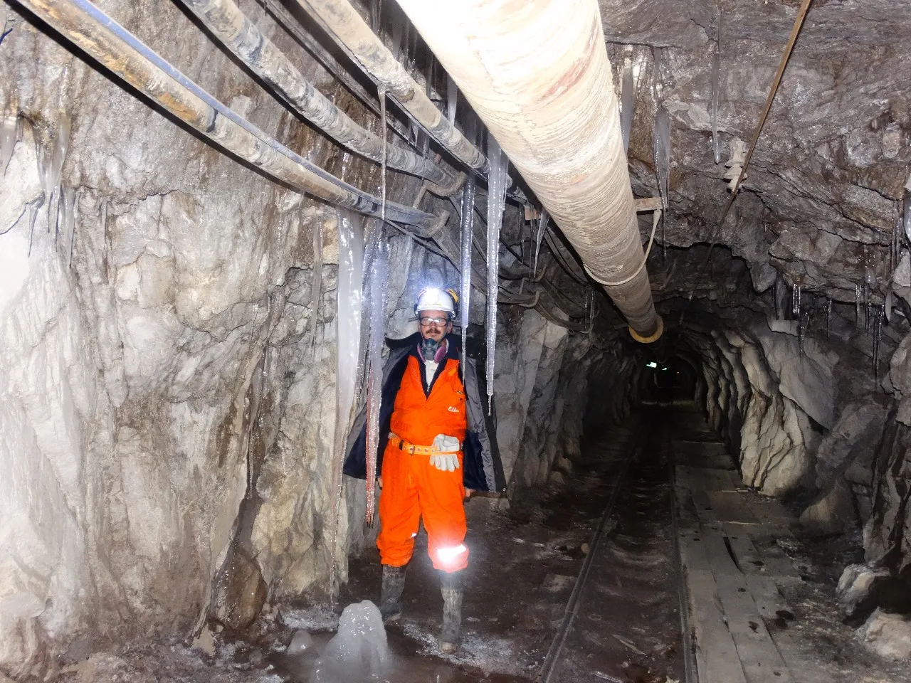 Luis D'Amico en el portal de ingreso a Minera Aguilar, en la provincia de Jujuy.