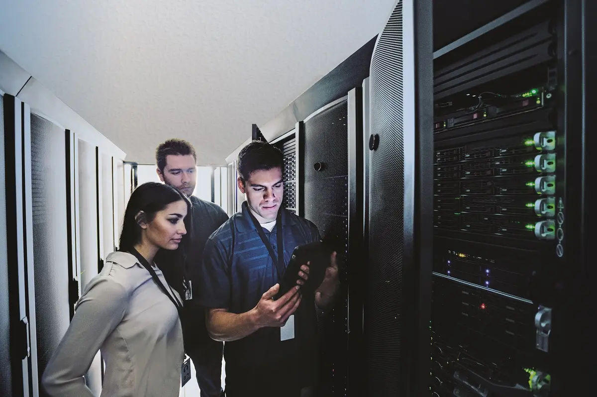 ALL_3_IT_techs_server_bluewash_cmyk