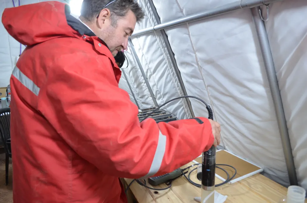 Los geólogos prueban las muestras de salmuera en la plataforma de perforación