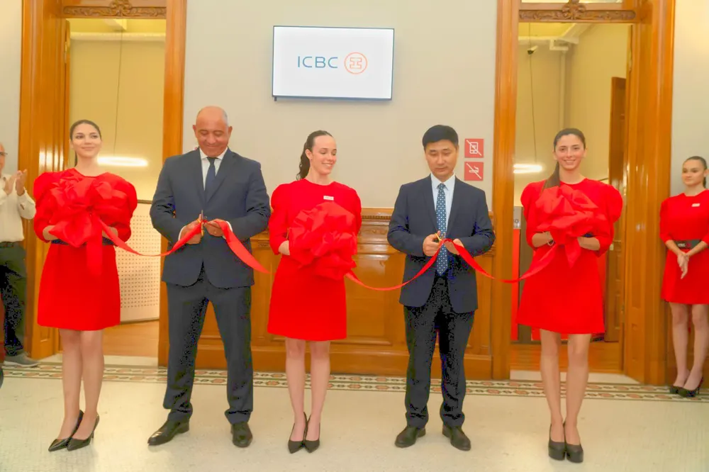 Corte de cinta en el acto de inaguración de la nueva sucursal del ICBC.